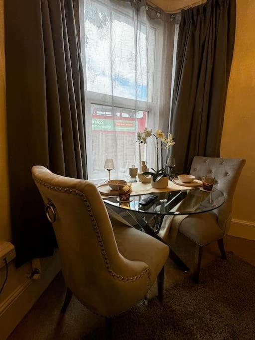 Appartamento Entire 1Bed Stratford Westfield Londra Esterno foto