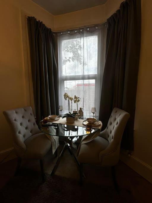 Appartamento Entire 1Bed Stratford Westfield Londra Esterno foto